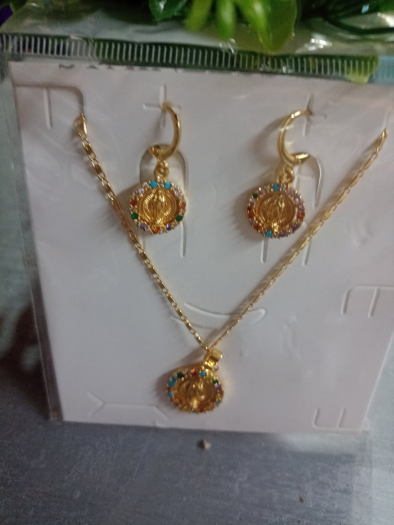 Juego de aretes y cadena en baño de oro laminado de 14k