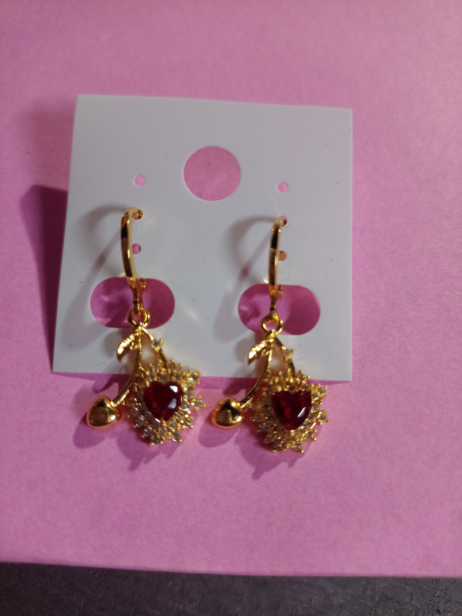 Aretes circonia roja