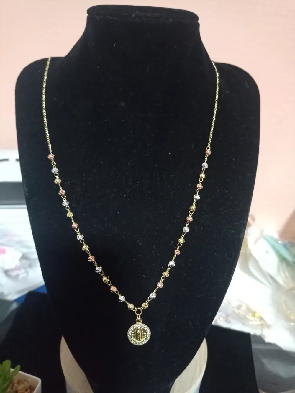 Collar con dije virgen de Guadalupe